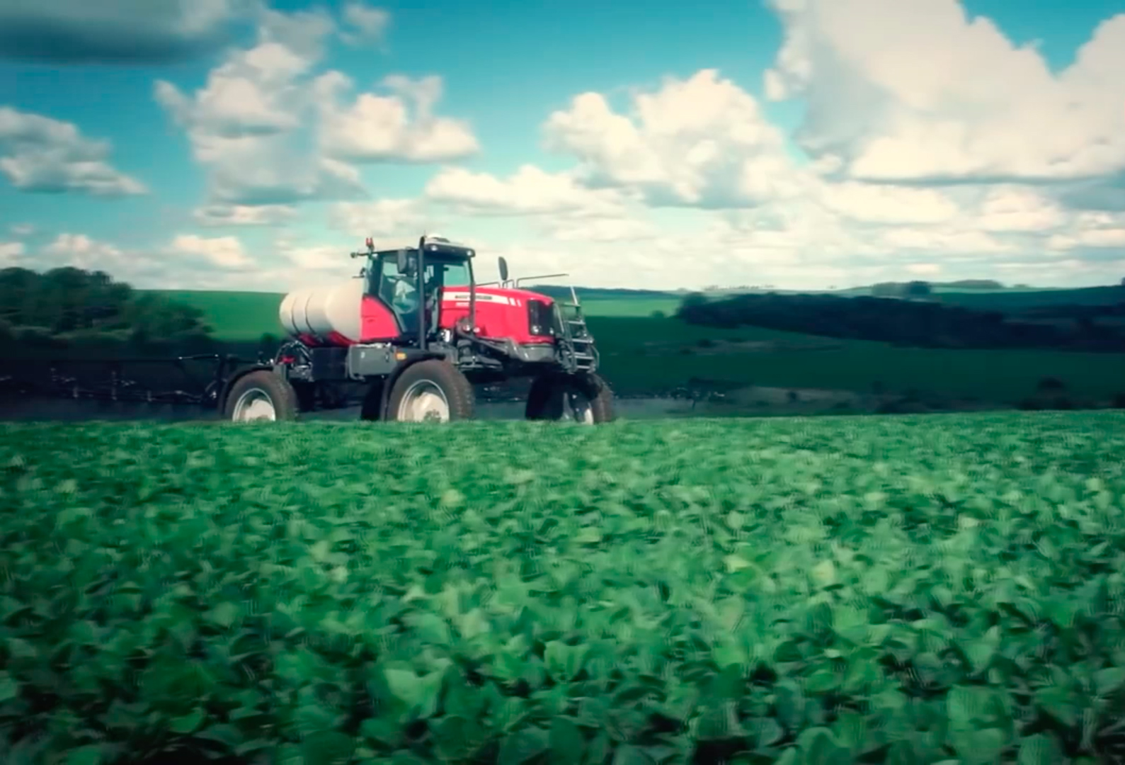 Imagen de tractor en campo